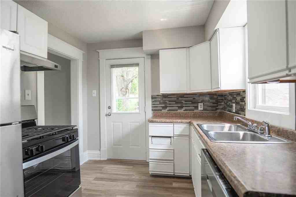 938 Cypress St - Photo 4 of 22