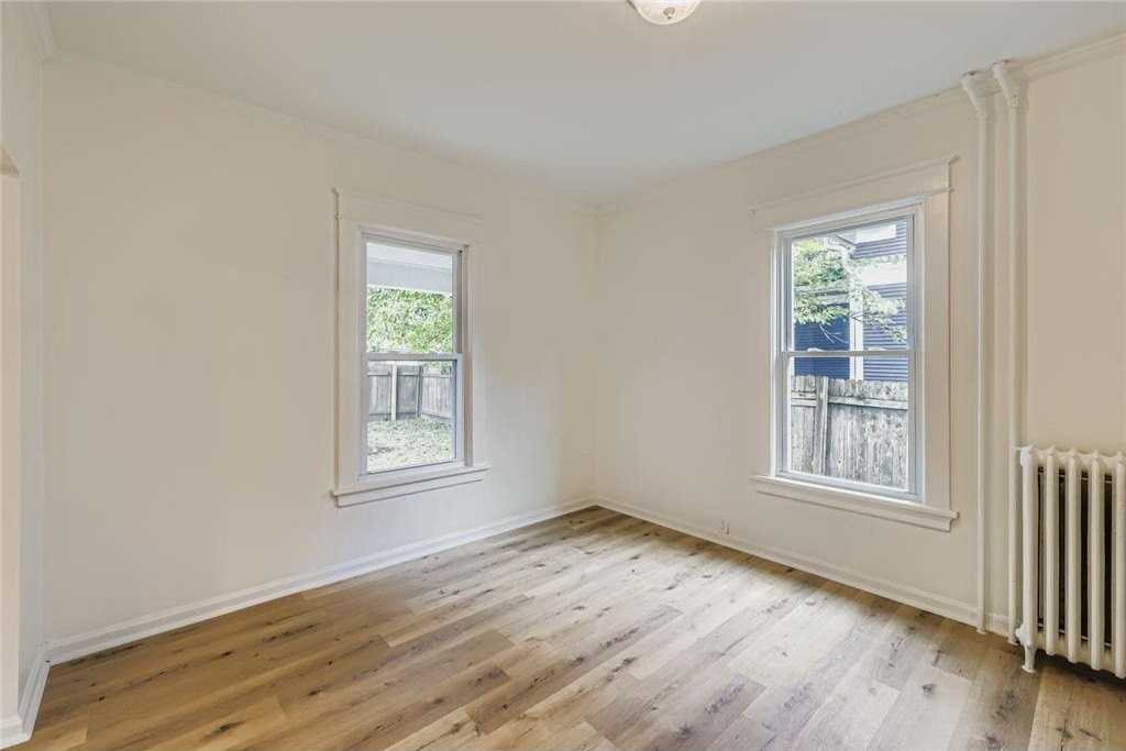 1501 Sherburne Ave - Photo 5 of 16