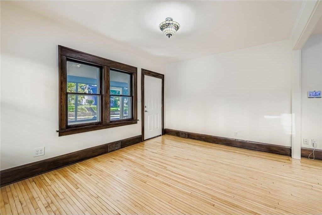 1683 Minnehaha Ave E - Photo 5 of 28