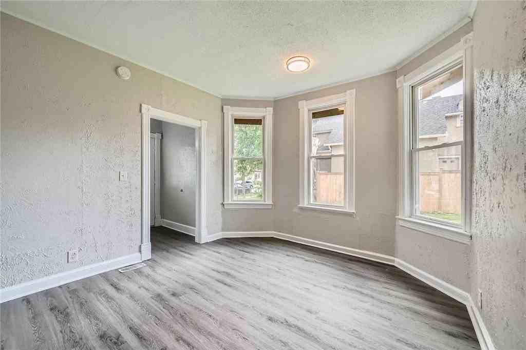 911X 911 Sims Ave Avenue - Photo 6 of 27