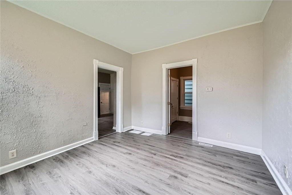 911X 911 Sims Ave Avenue - Photo 5 of 28