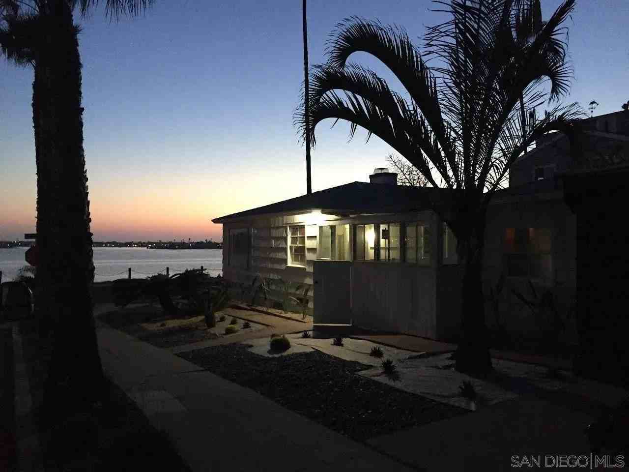 3403 Riviera Dr - Photo 6 of 36