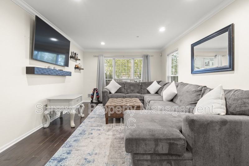 221 Lookout Pl - Photo 5 of 25