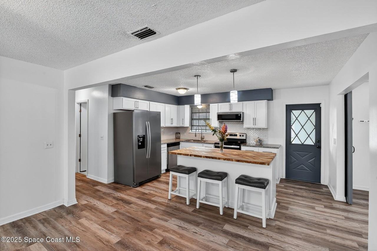 870 Andrew St Se - Photo 3 of 49