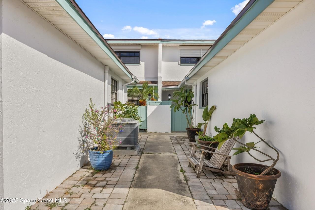 194 Queens Ct - Photo 3 of 37