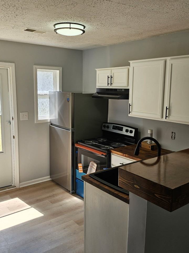 211 Addison St - Photo 3 of 9