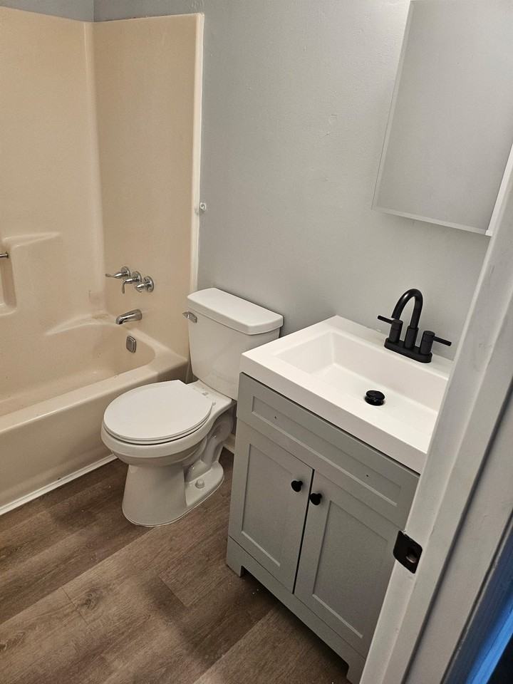 211 Addison St - Photo 6 of 9