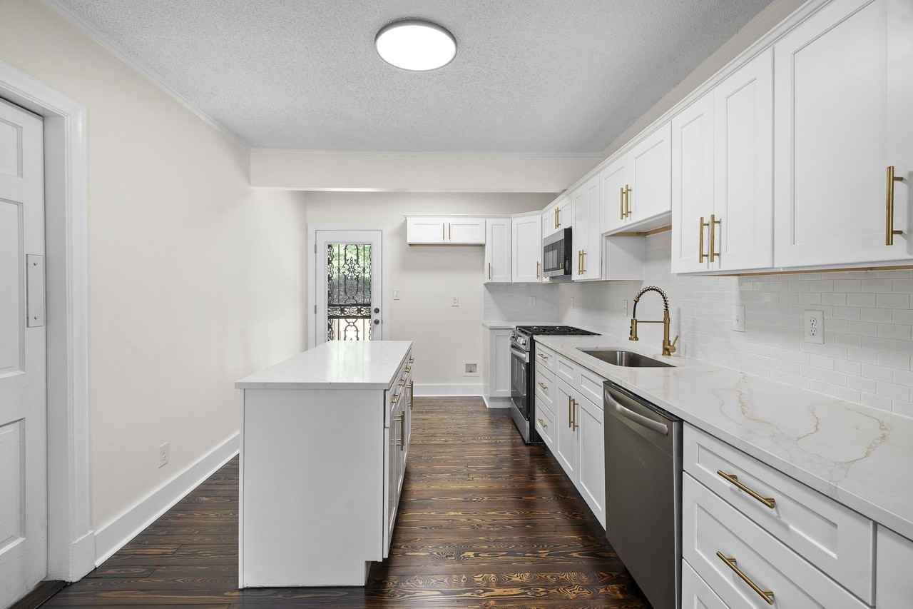 200 Alexander St - Photo 4 of 18