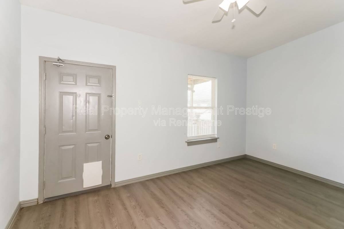 724 17th St - Photo 2 of 10