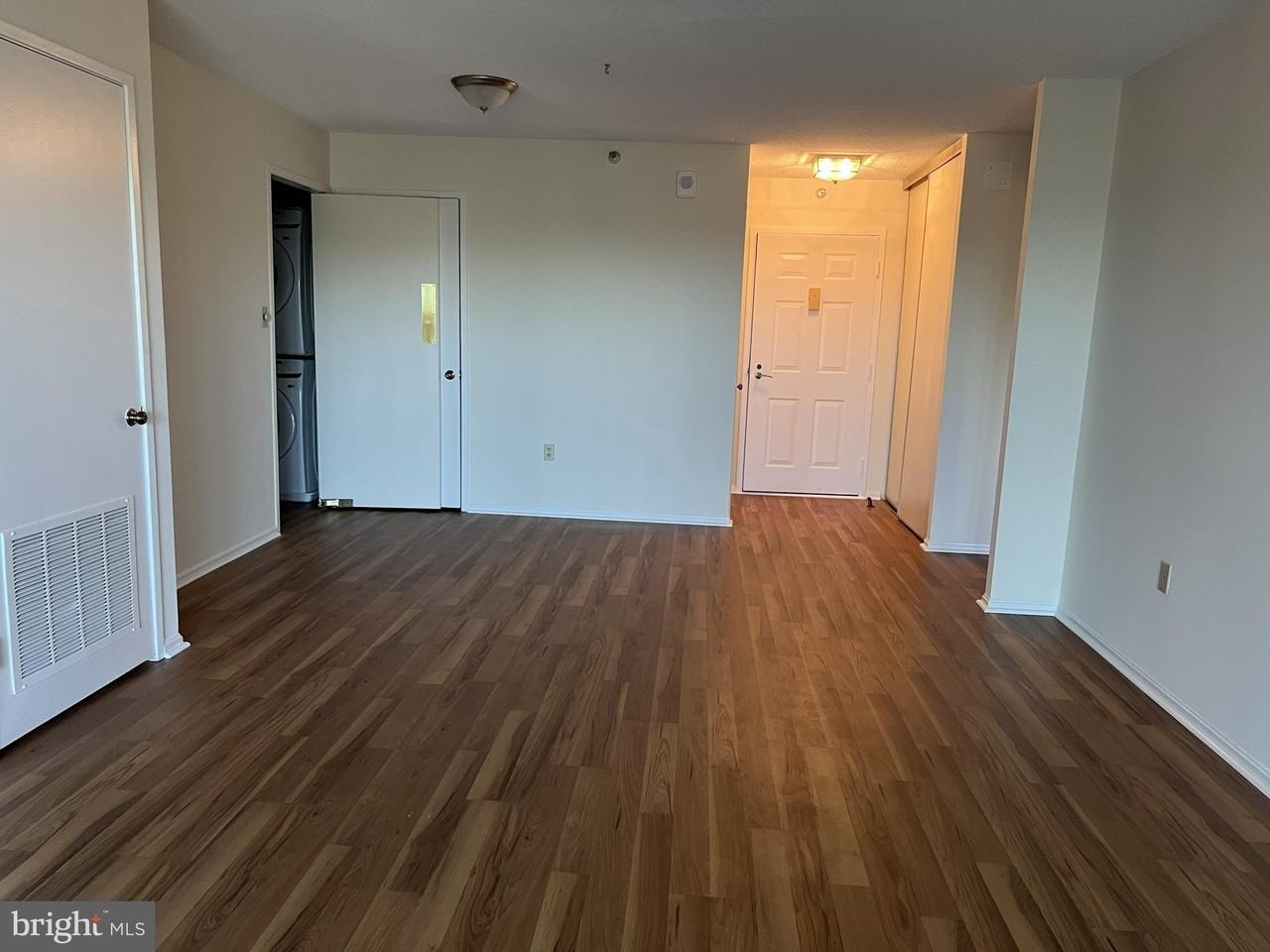 15101 Interlachen Dr Unit 1-819 #1-819 - Photo 4 of 18