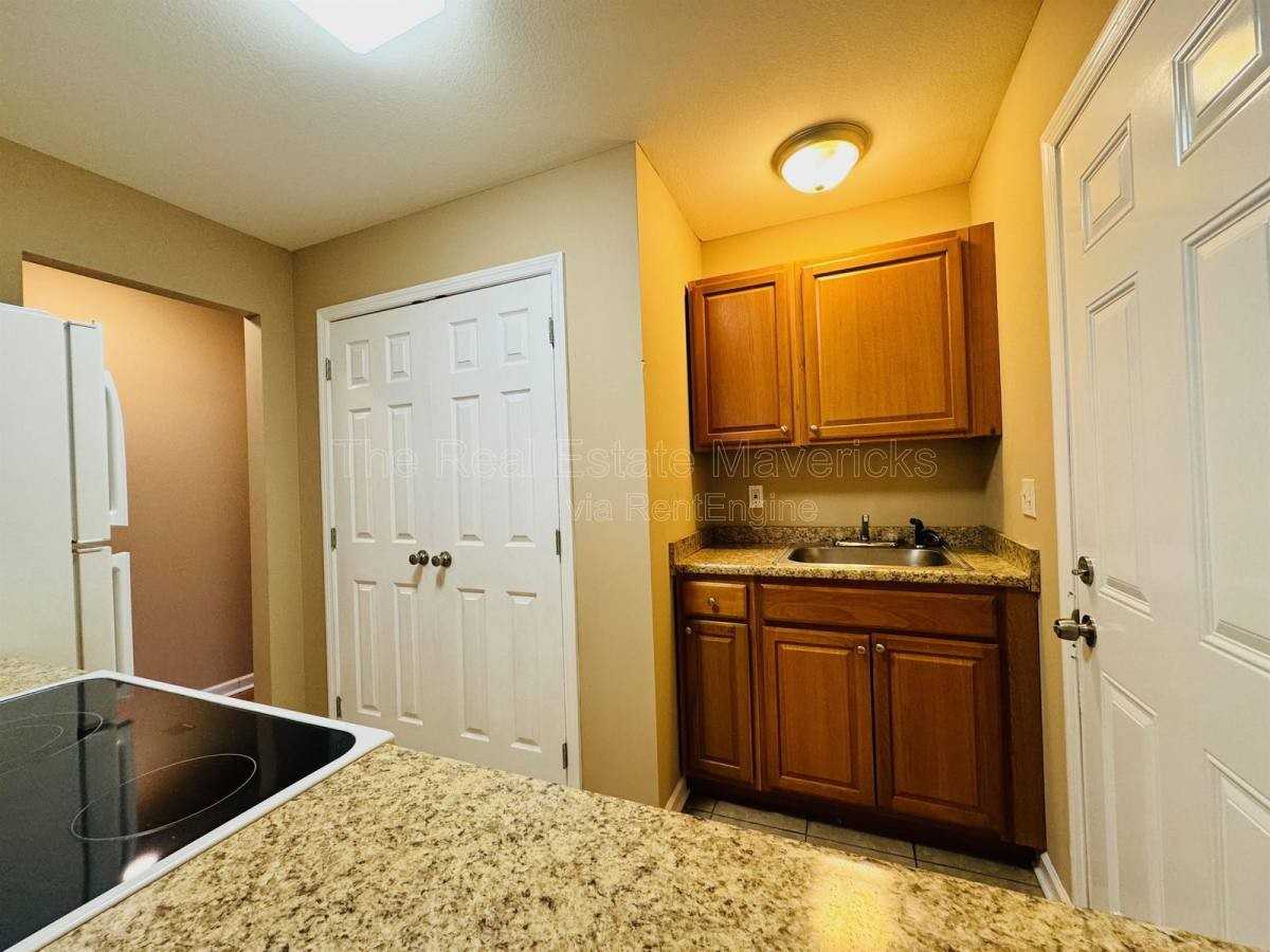 4619 Kirkland Ave - Photo 6 of 10