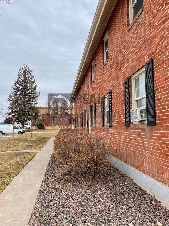 201 E South 1st St #8 - Photo 3 of 10