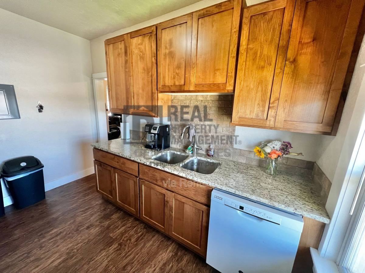 201 E South 1st St #8 - Photo 4 of 10