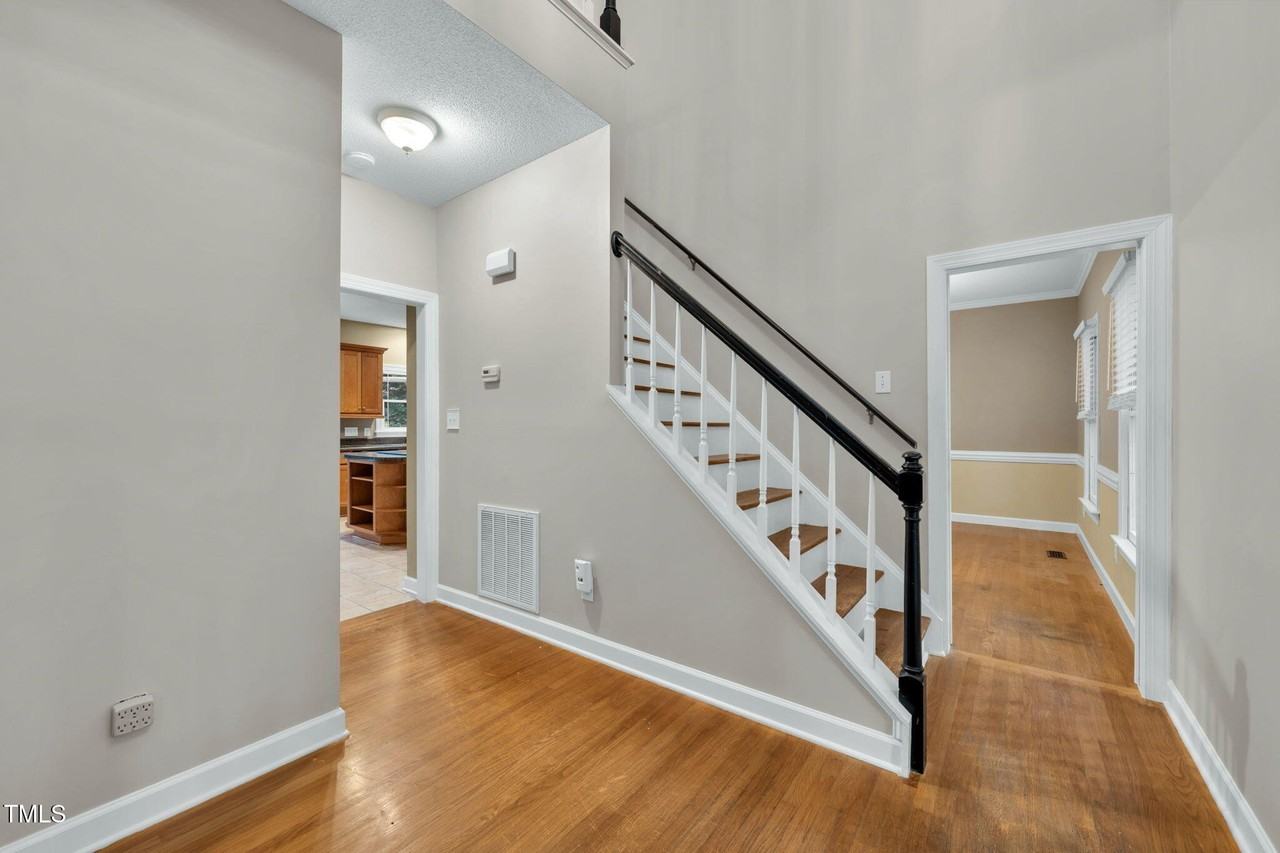 105 John Martin Ct - Photo 4 of 34