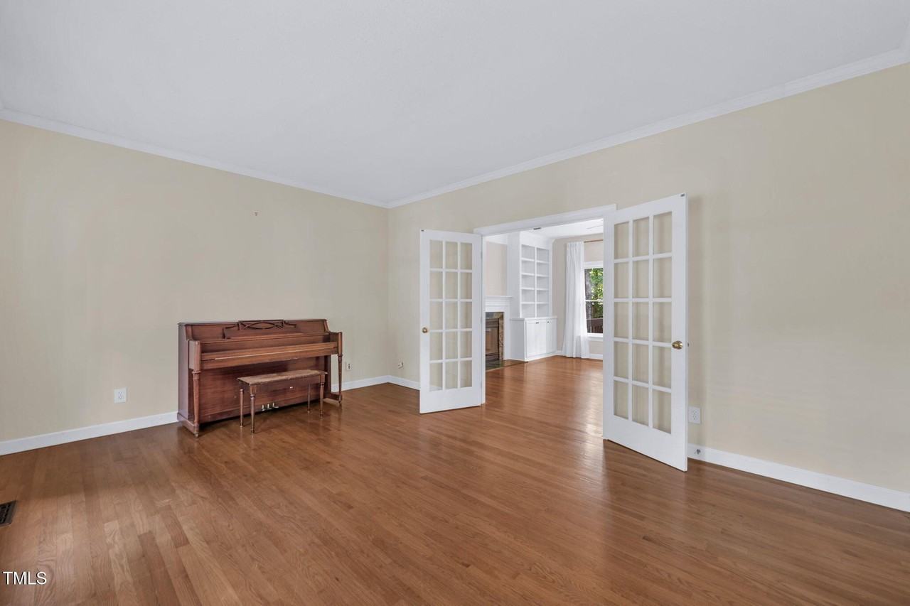 105 John Martin Ct - Photo 5 of 34