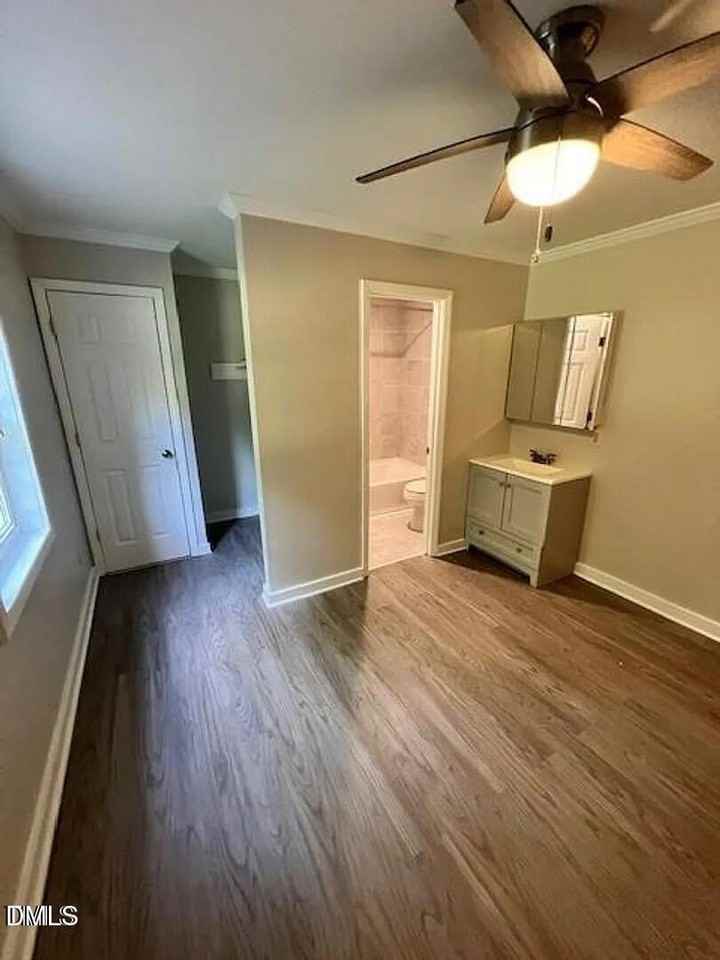 909 E Davie St Apt 10 #10 - Photo 3 of 4