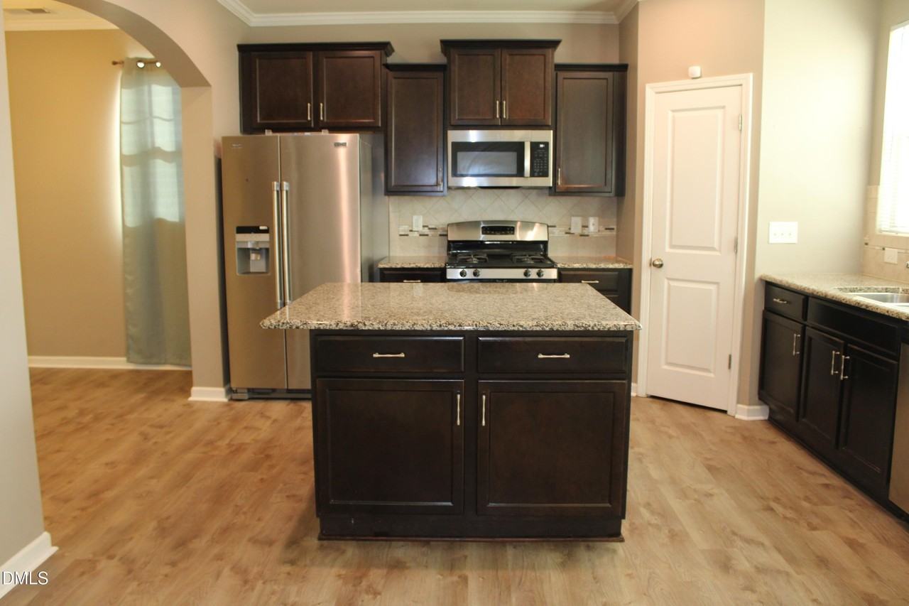 138 Lyonshall St - Photo 6 of 24