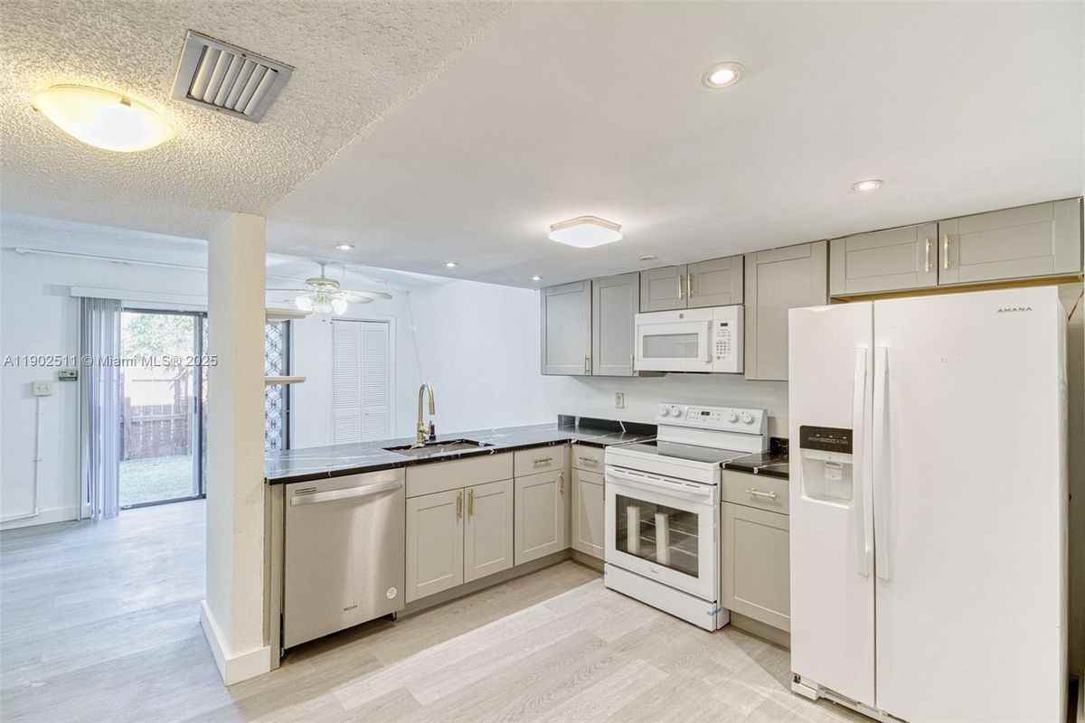 5209 Sw 40th Ave - Photo 2 of 8