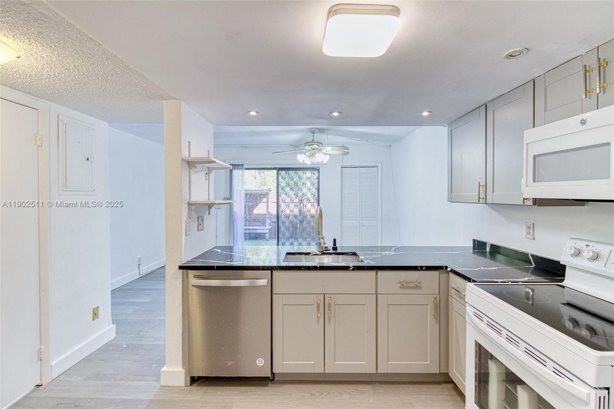 5209 Sw 40th Ave - Photo 3 of 8