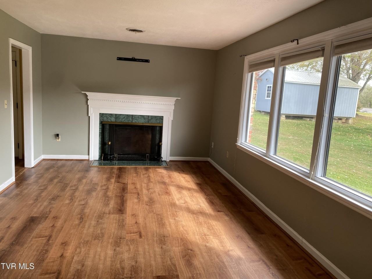 1129 Brockway Dr - Photo 2 of 14