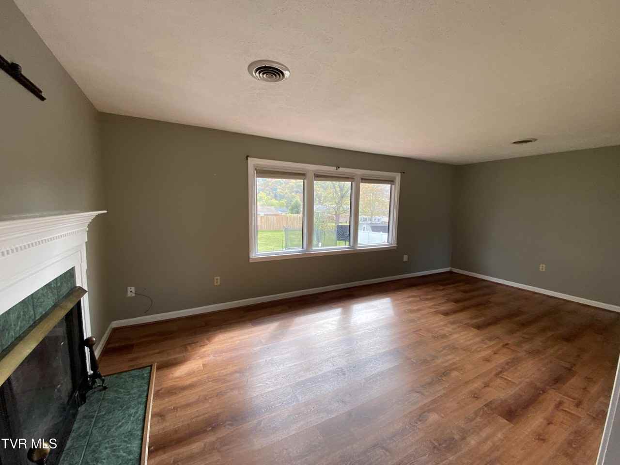 1129 Brockway Dr - Photo 3 of 14