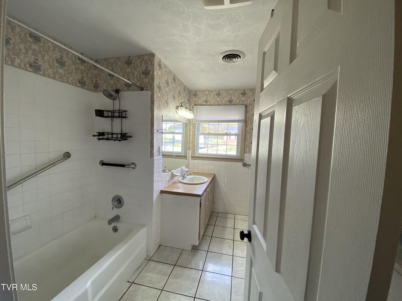 1129 Brockway Dr - Photo 4 of 14