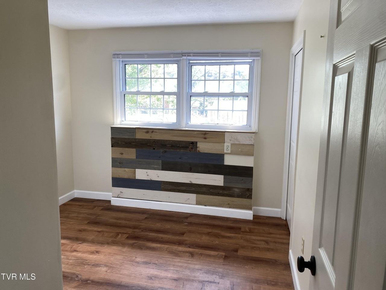 1129 Brockway Dr - Photo 5 of 14