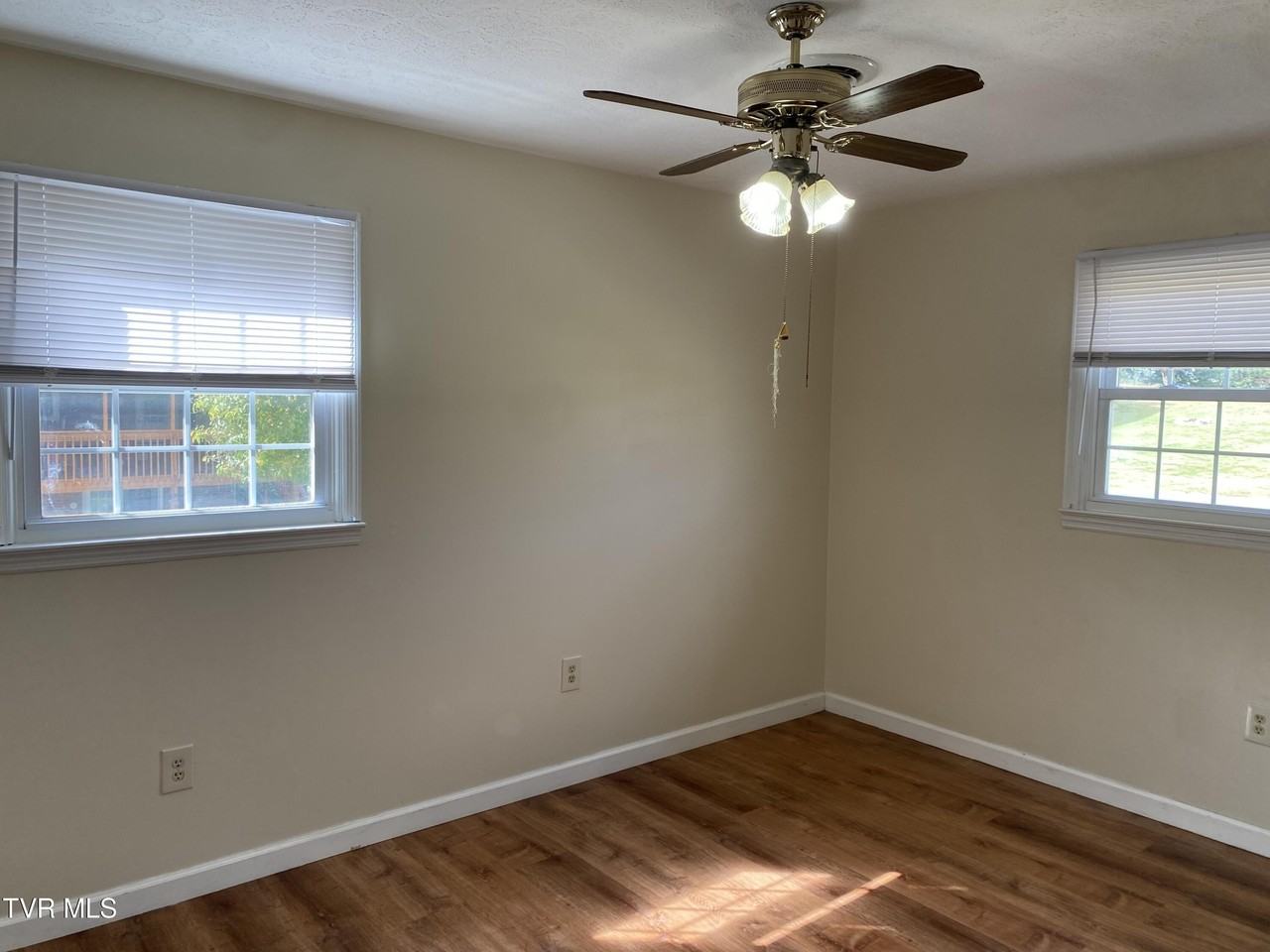 1129 Brockway Dr - Photo 6 of 14