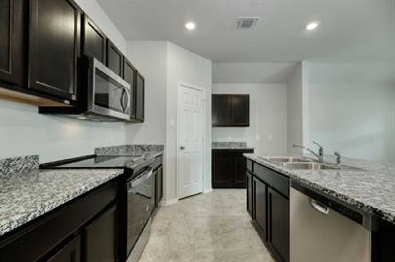 720 Taggart Trl - Photo 3 of 12