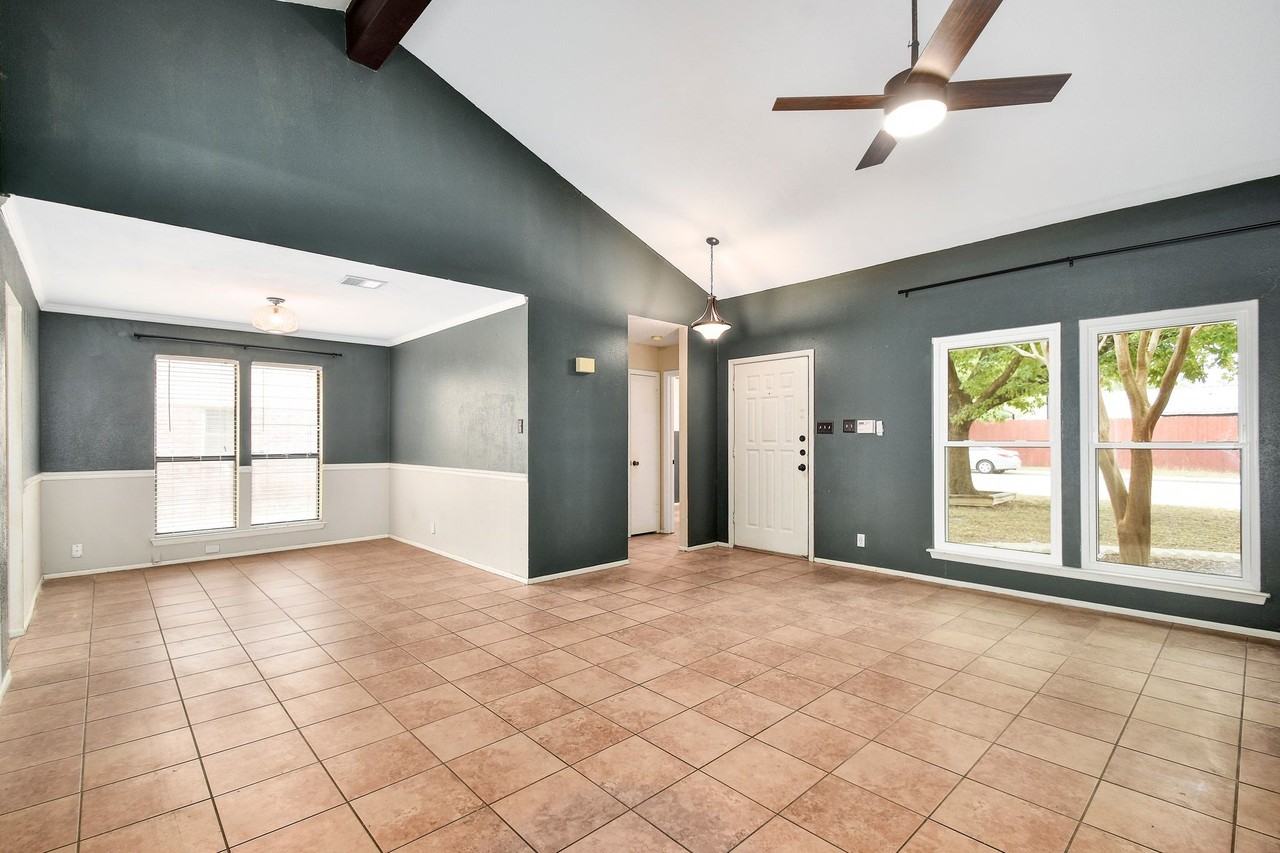 14207 Rowe Dr - Photo 3 of 32