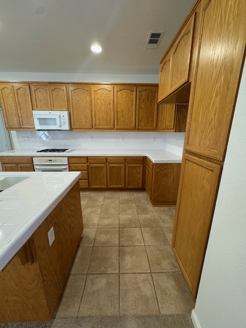 1596 Queensland Ave - Photo 4 of 35