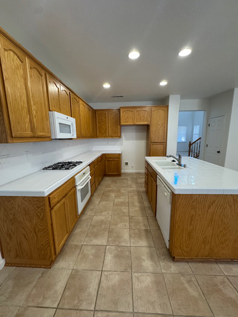 1596 Queensland Ave - Photo 5 of 35