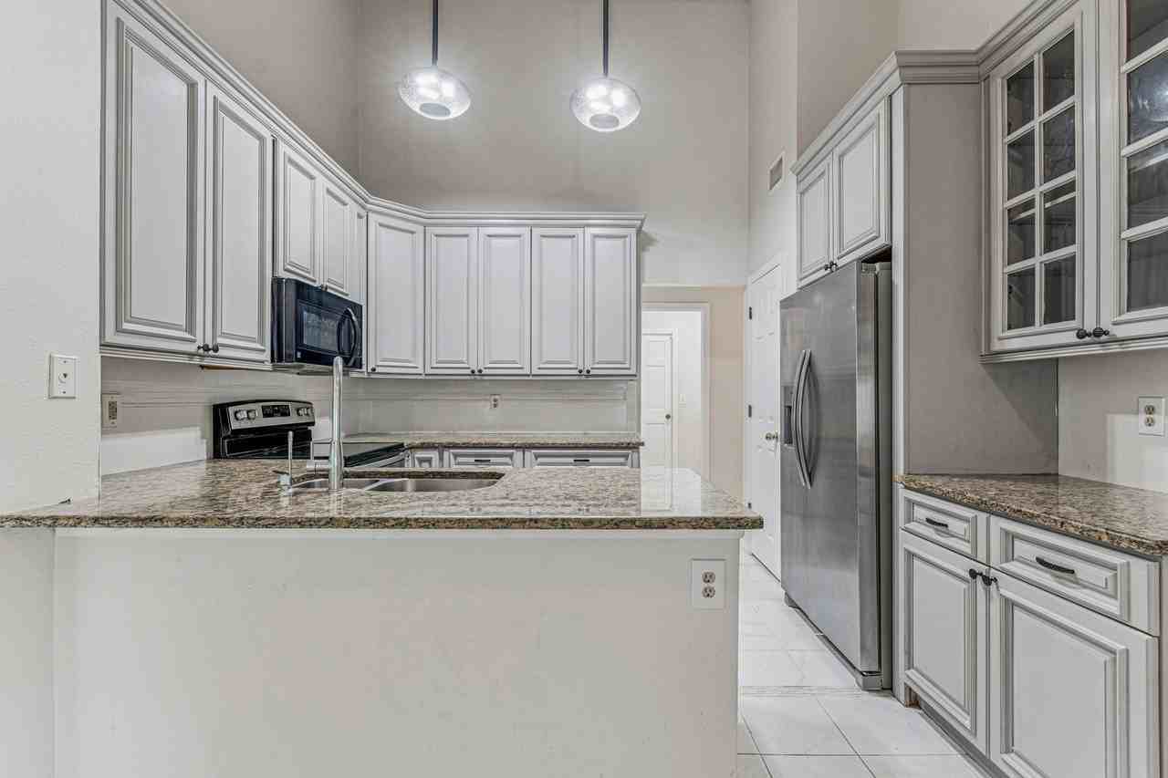 7206 Ridgeport Dr - Photo 2 of 35