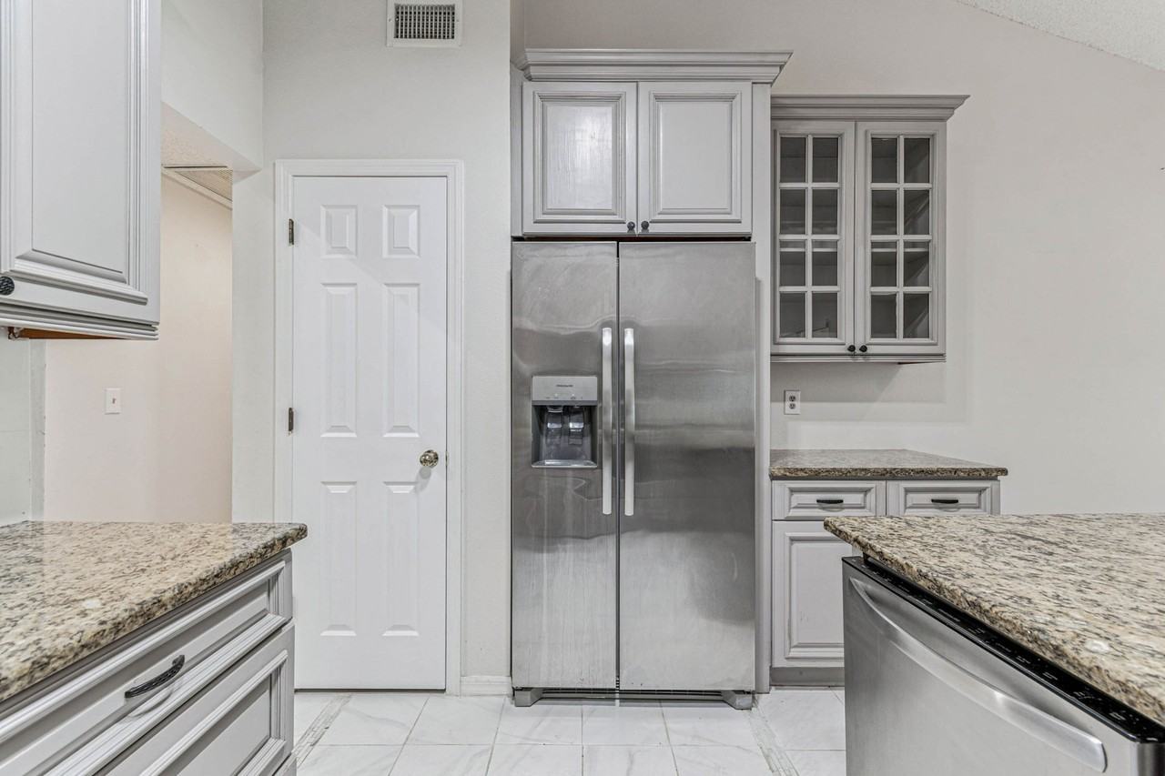 7206 Ridgeport Dr - Photo 3 of 35