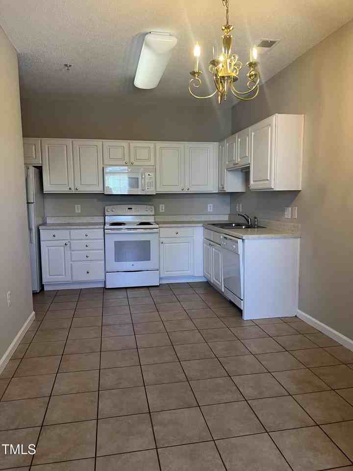 2501 Huntscroft Ln Apt 200 #200 - Photo 2 of 8