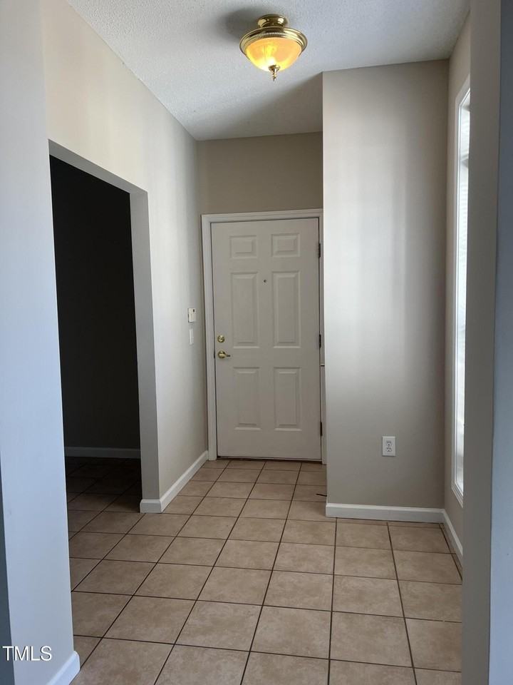 2501 Huntscroft Ln Apt 200 #200 - Photo 6 of 8