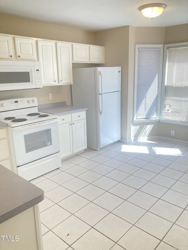 404 Creekway Dr - Photo 2 of 5