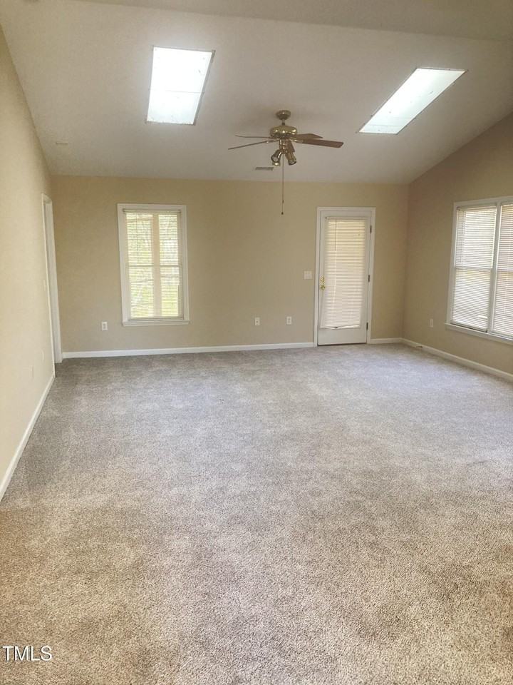 404 Creekway Dr - Photo 4 of 5