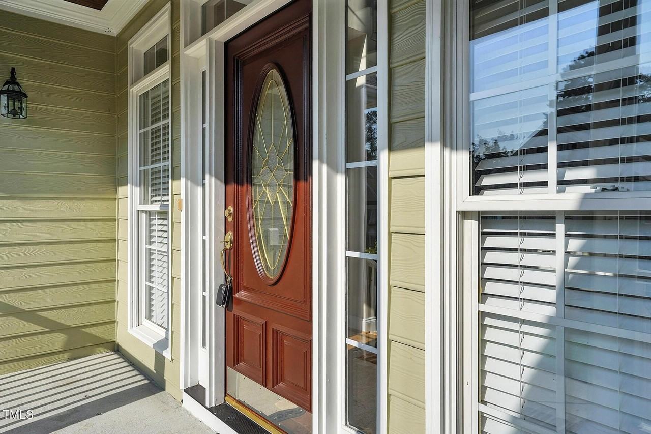 104 Vatersay Dr - Photo 3 of 30