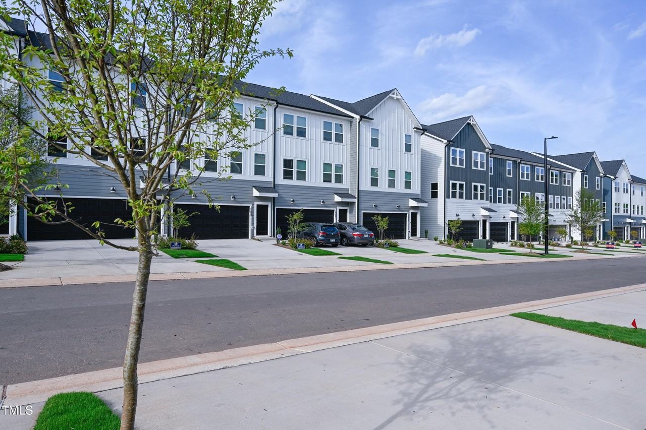 1511 Tamarisk Ln - Photo 3 of 26