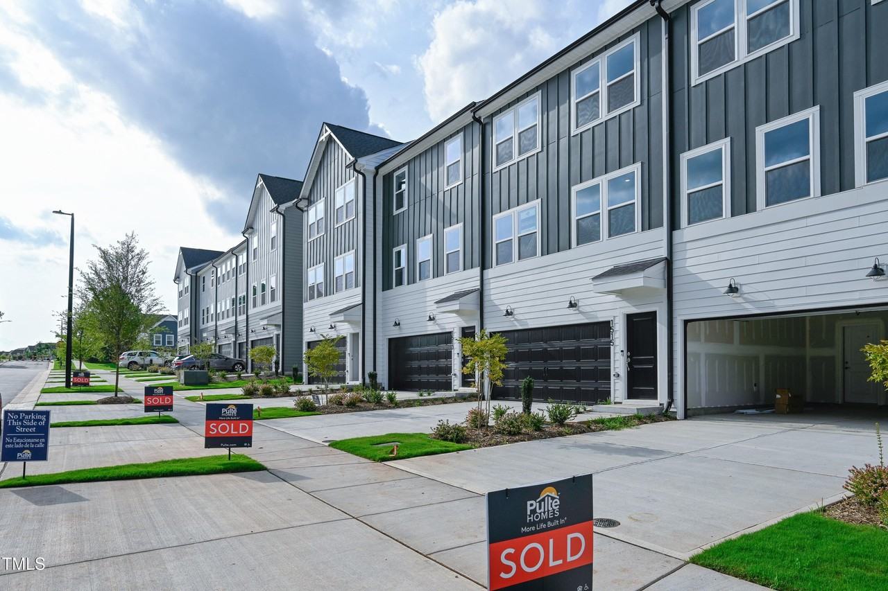 1511 Tamarisk Ln - Photo 4 of 26