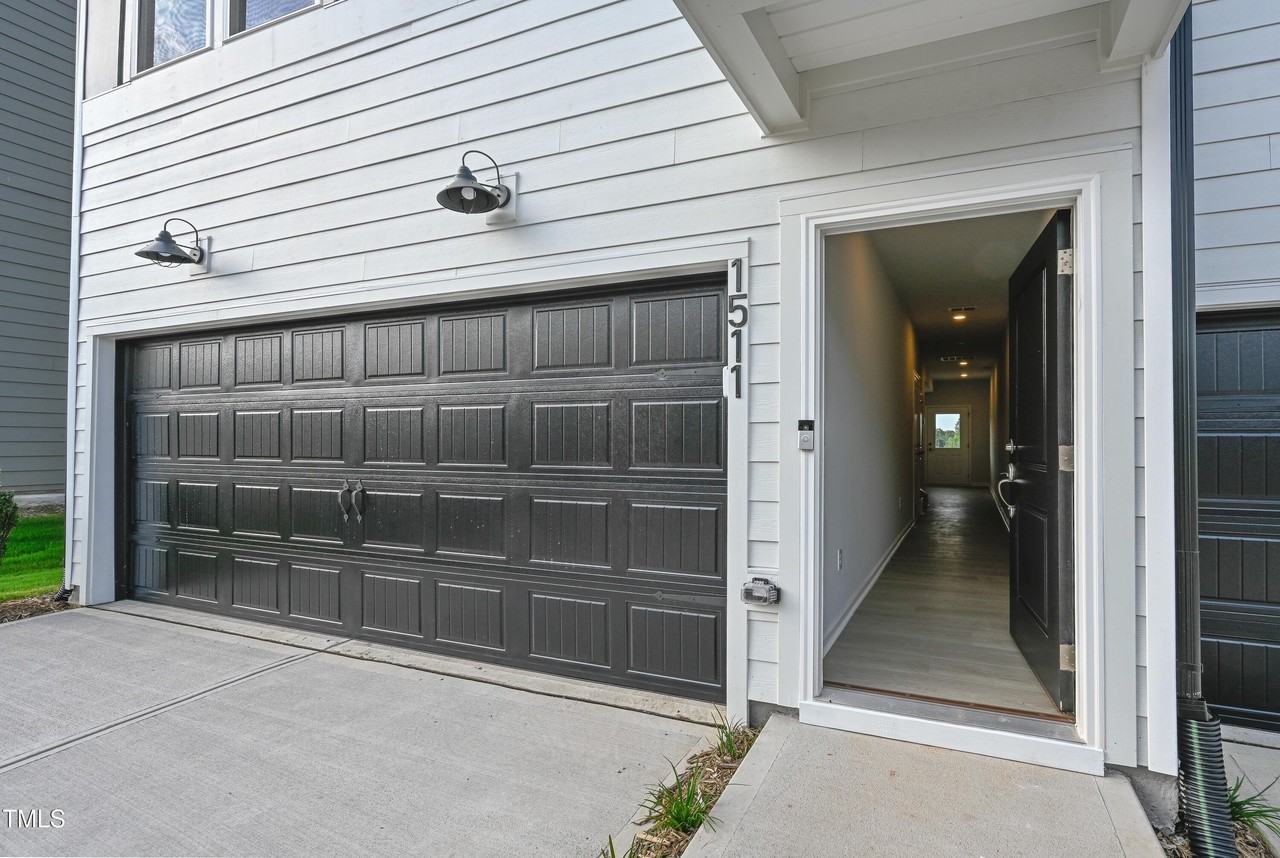 1511 Tamarisk Ln - Photo 5 of 26