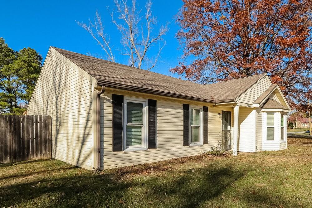 7900 Rochelle Road - Photo 3 of 16