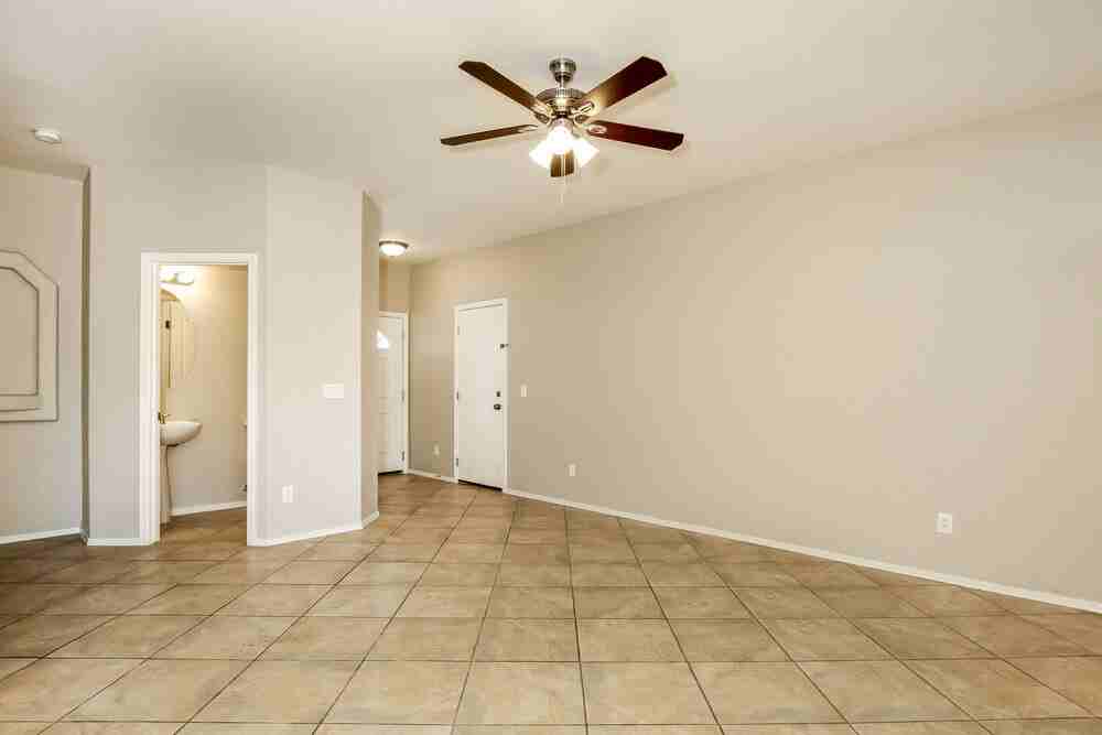 8944 West Grovers Avenue - Photo 4 of 17