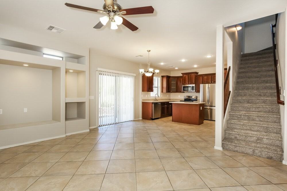 8944 West Grovers Avenue - Photo 5 of 17