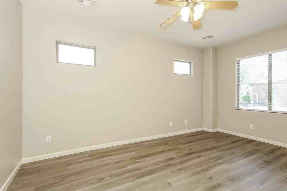 8944 West Grovers Avenue - Photo 7 of 17