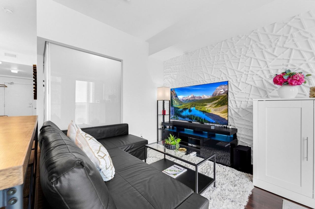 19 Grand Trunk Crescent - Photo 3 of 32