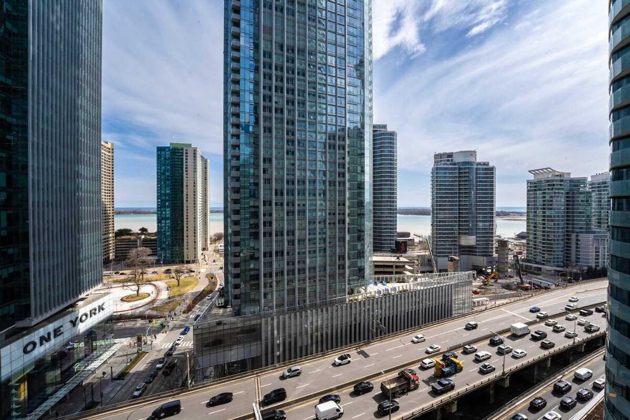 19 Grand Trunk Crescent - Photo 4 of 32