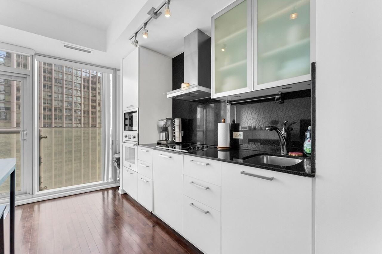 19 Grand Trunk Crescent - Photo 5 of 32