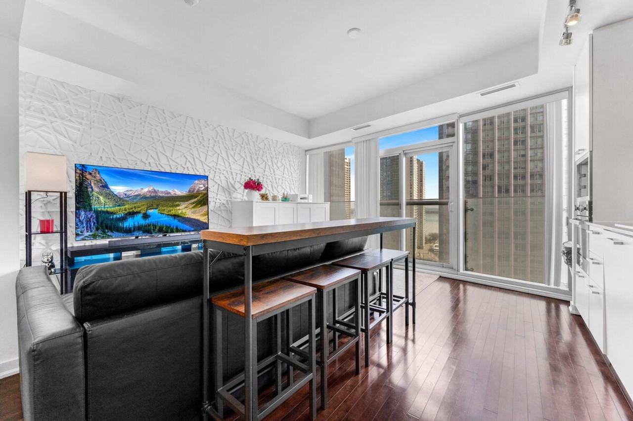 19 Grand Trunk Crescent - Photo 6 of 32